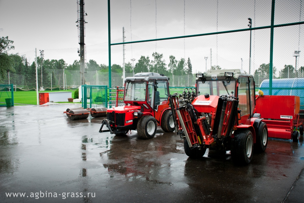 Сложная техника для ухода за спортивным газоном